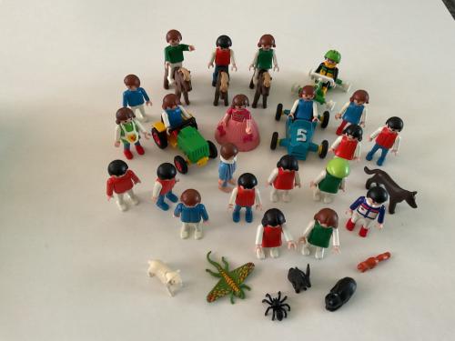Heel veel Playmobil klein. Paarden, sportwagentjes, dieren en poppetjes.