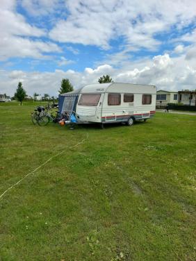 Caravan met voortent en luifel