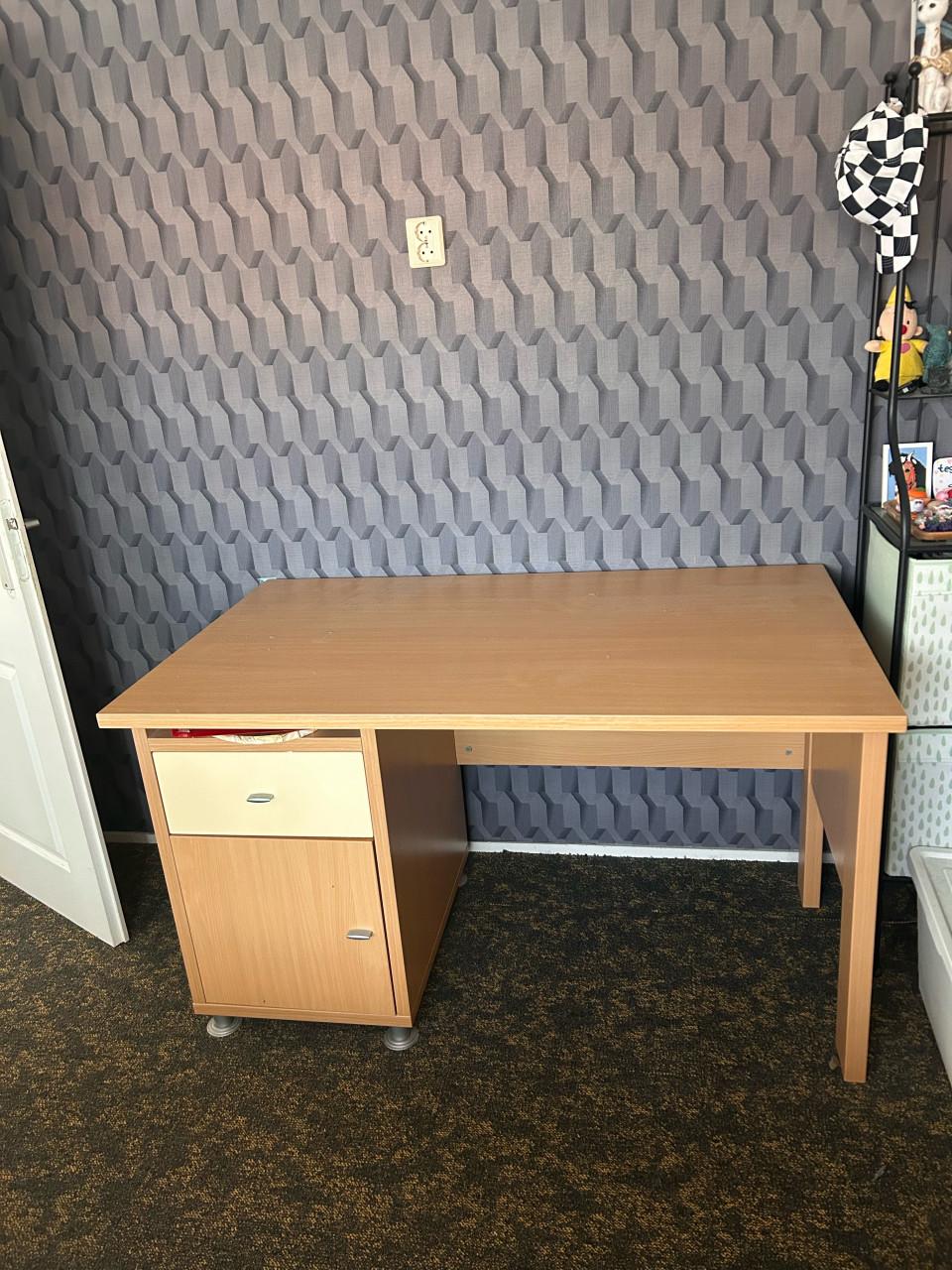 Stevig bureau en bedombouw vandaag gratis