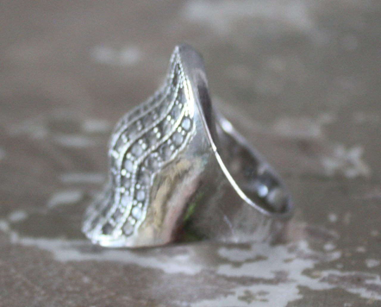 Zilver kleurige ring met steentjes
