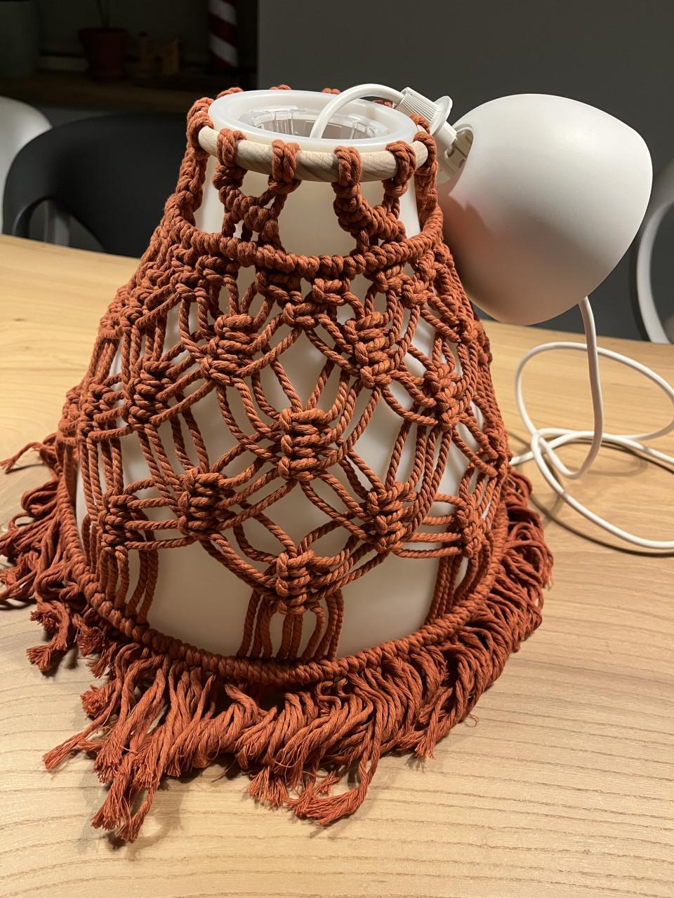Unieke plafondlamp met handgemaakte macramé decoratie