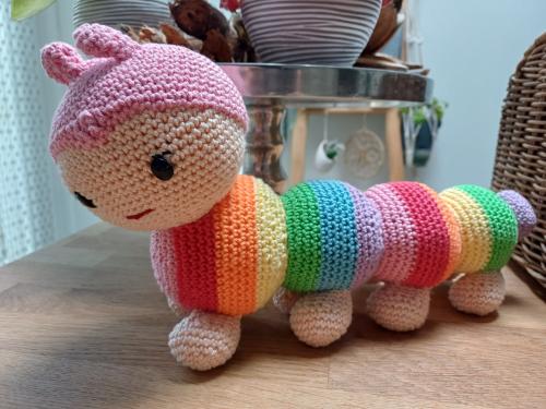 NIEUW: superleuke GEHAAKTE regenboog RUPS - 8,50