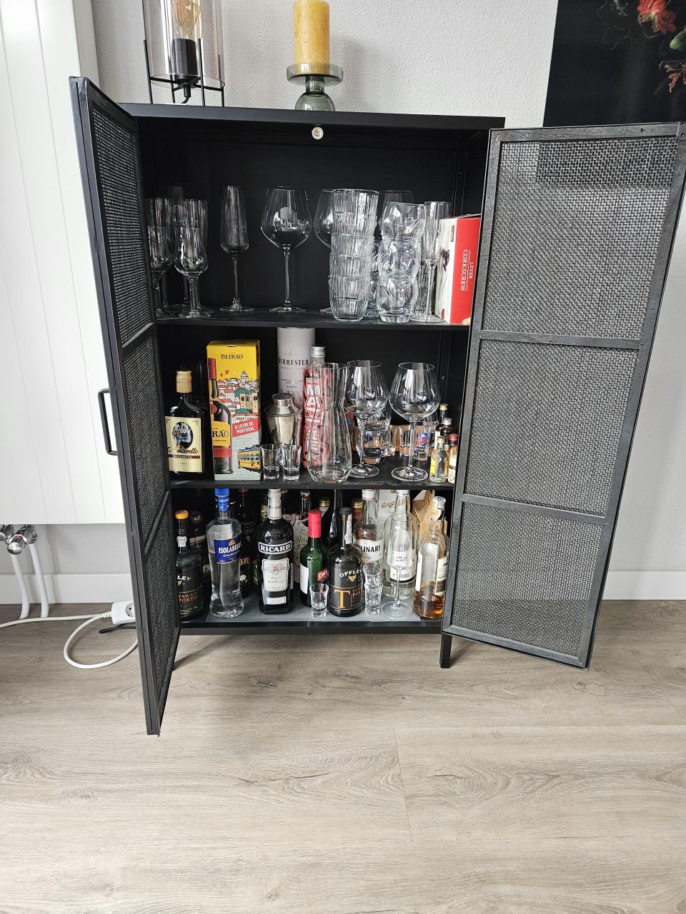 Zwart metalen kastje