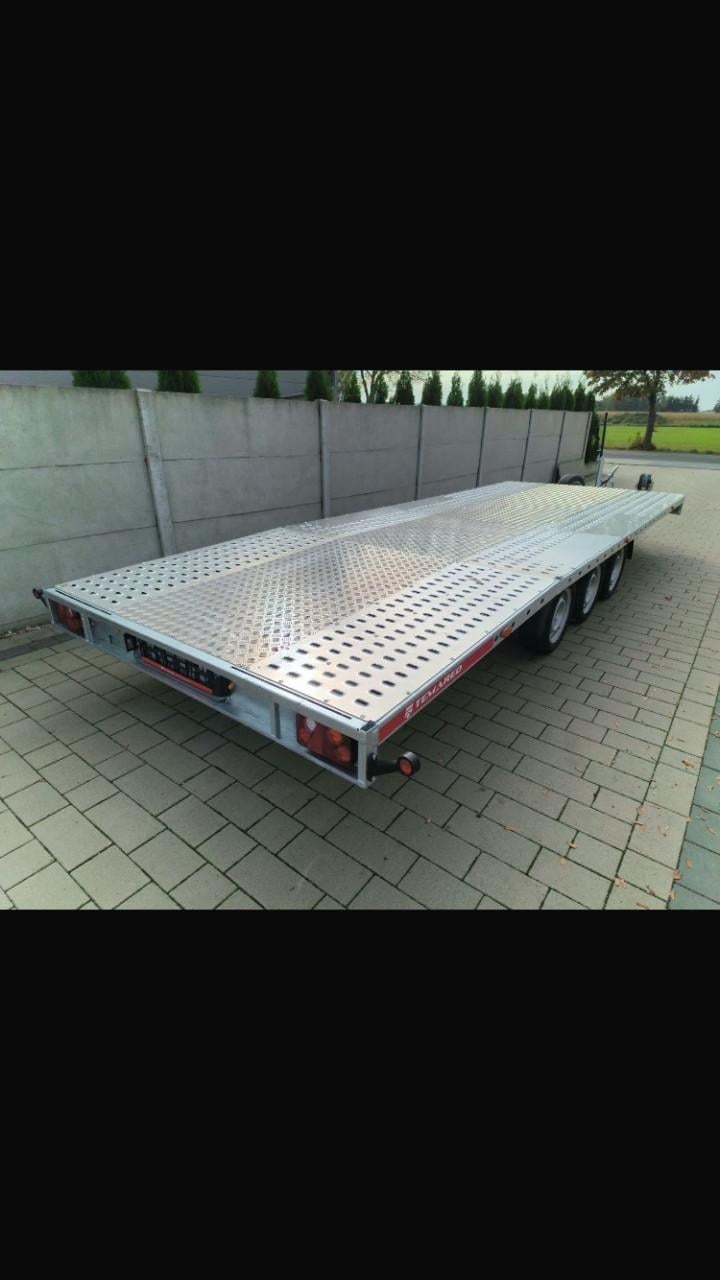 Splinternieuwe drie asser auto-ambulance.