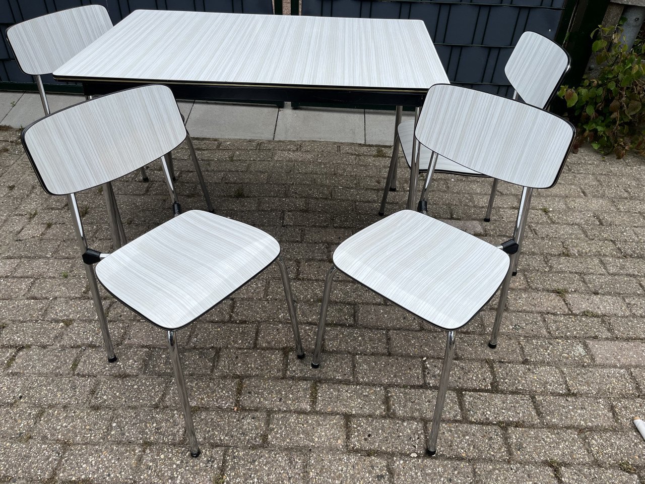 Tafel met 4 stoelen Formica en chromen poten