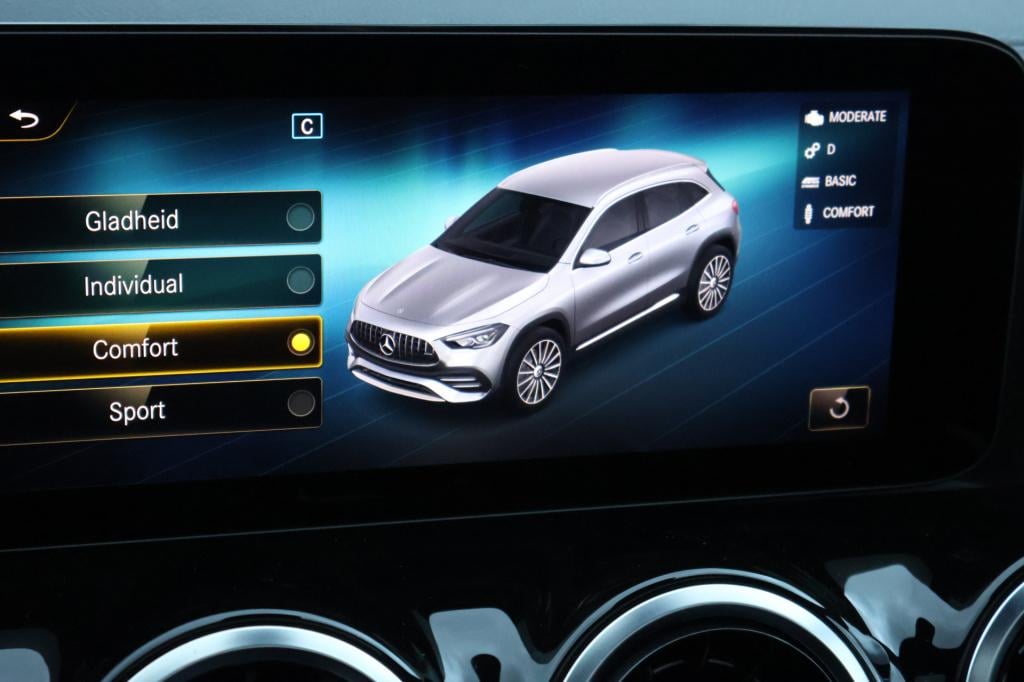 Mercedes-Benz Gla-klasse amg 35 4matic i panoramadak i mbux l spiegelpakket