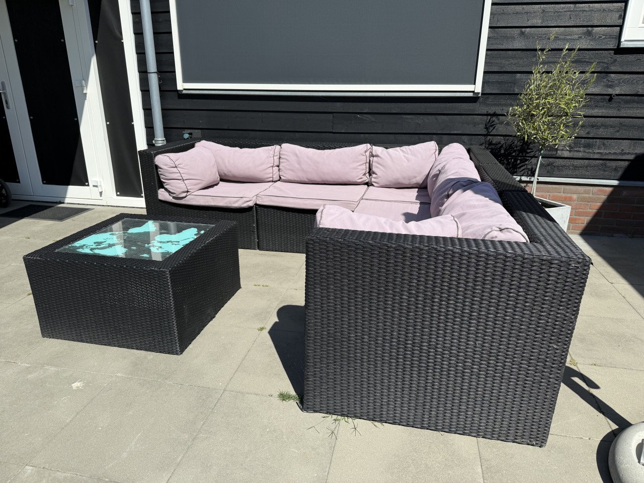 Loungeset - doorleefd, maar zit nog heerlijk voor een prikkie!