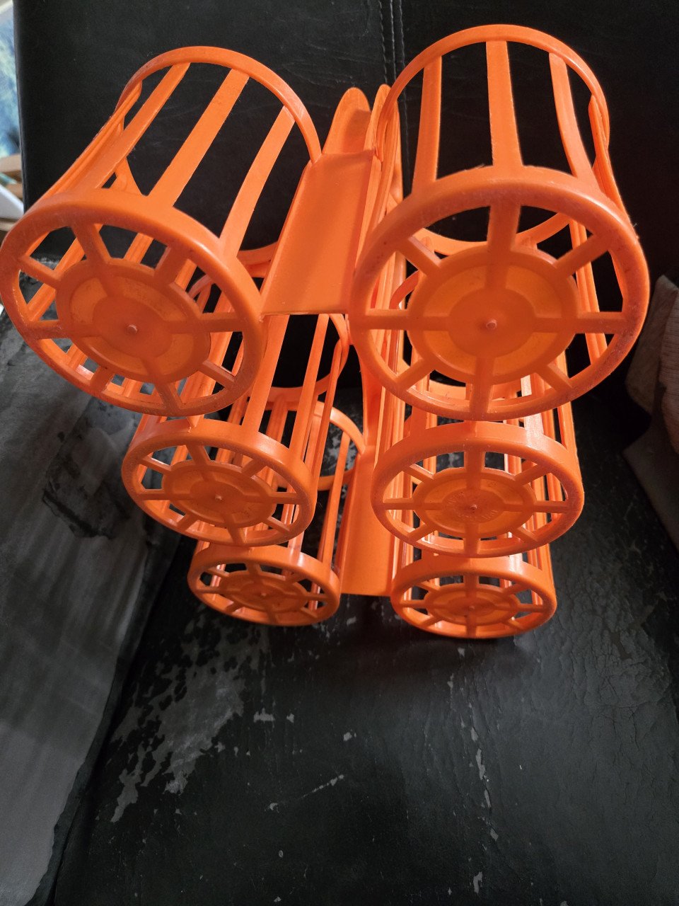 Leuke retro oranje flessenhouder. Jaren 70.  'made in holland'.