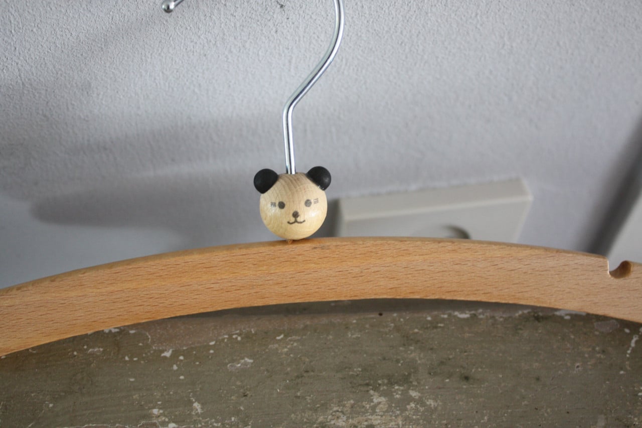 Houten kinderkapstokje met beertjes gezicht