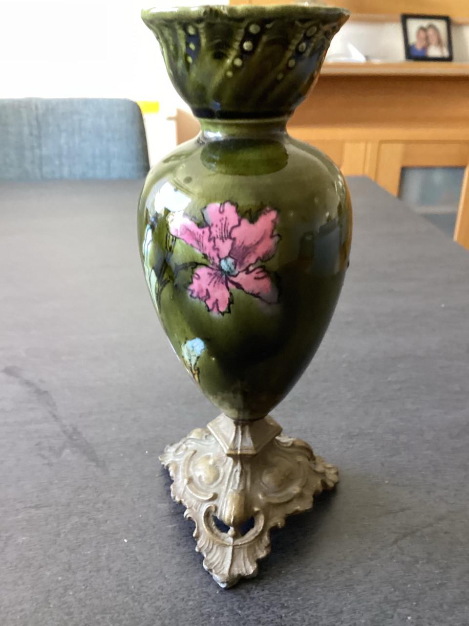 Aardewerken vaasjes met motief. Art-Nouveau-stijl.  2 x.