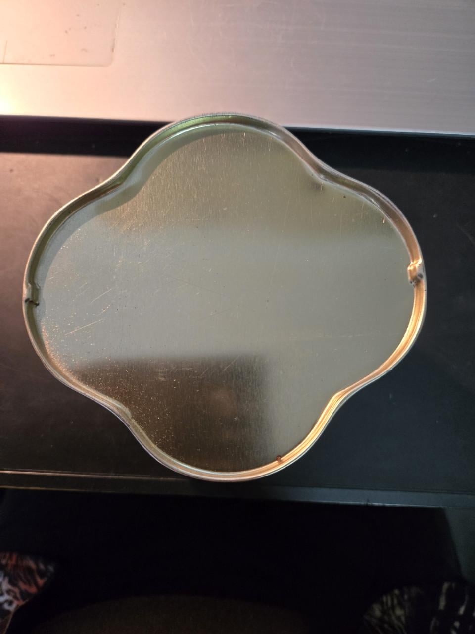 Vintage tinnen blikje met een 'Three Sisters Brand' tomatenlabel uit 1920