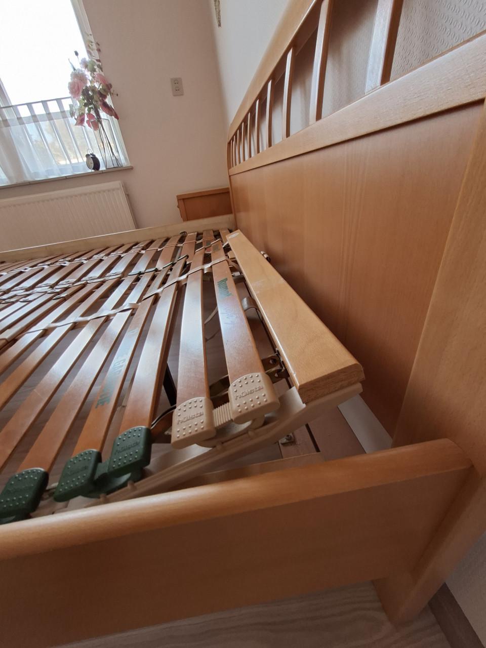 Bed incl. Hülsta verstelbare lattenbodems en nachtkastje