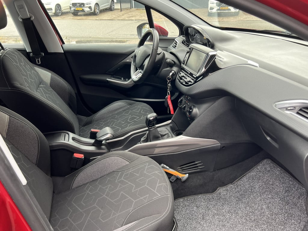 Peugeot 2008 1.2 puretech blue lion | trekhaak | navigatie