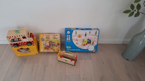 Houten auto en trein met rails