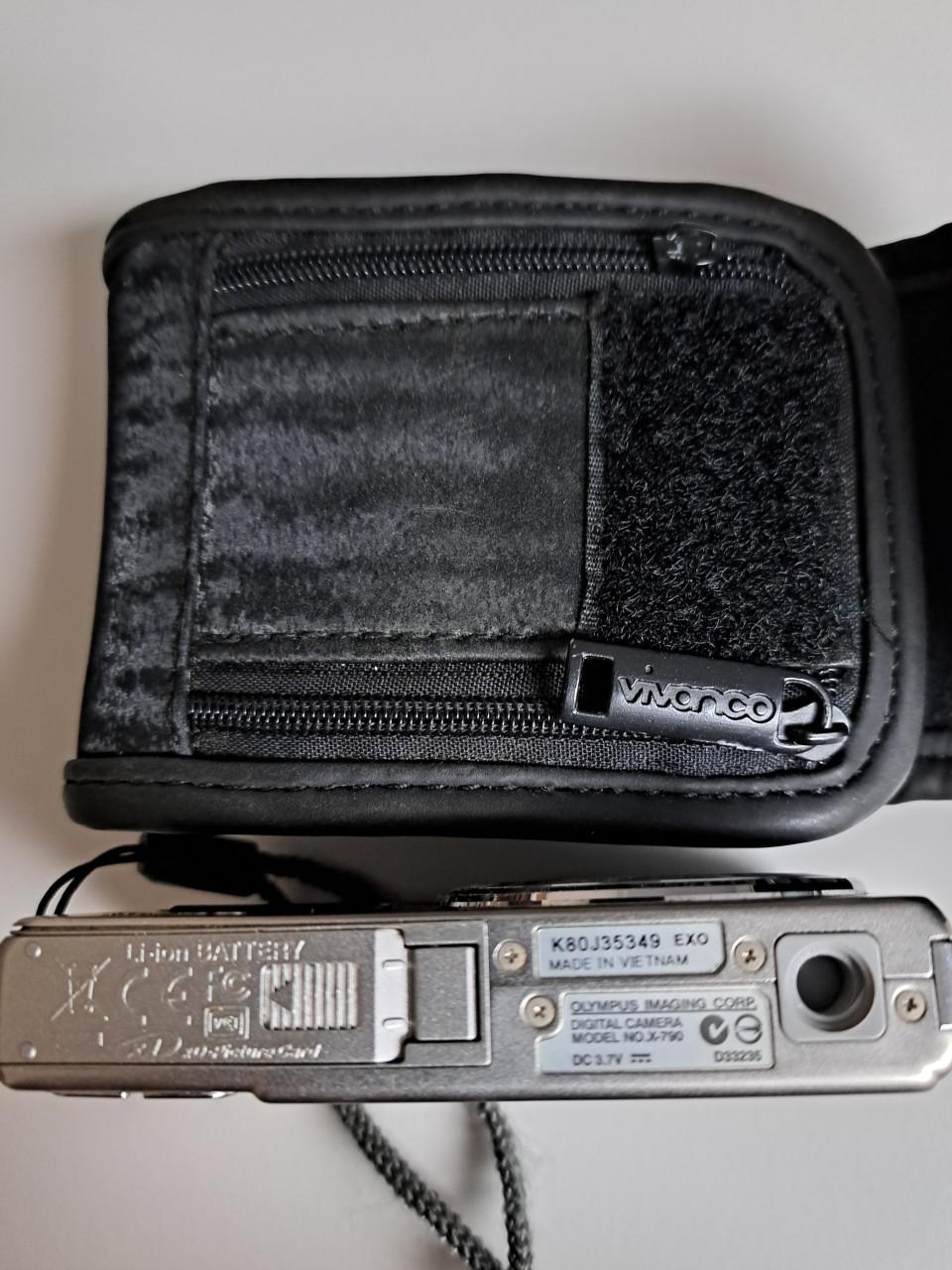 Lympus X-790 is een robuuste, waterdichte 7.1 megapixel compact camera.