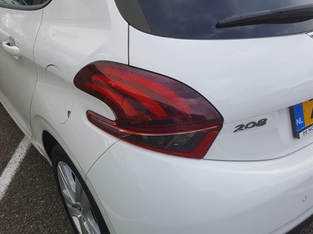 Peugeot 208 1.2 puretech 82pk signature navigatie | cruise control | airco 