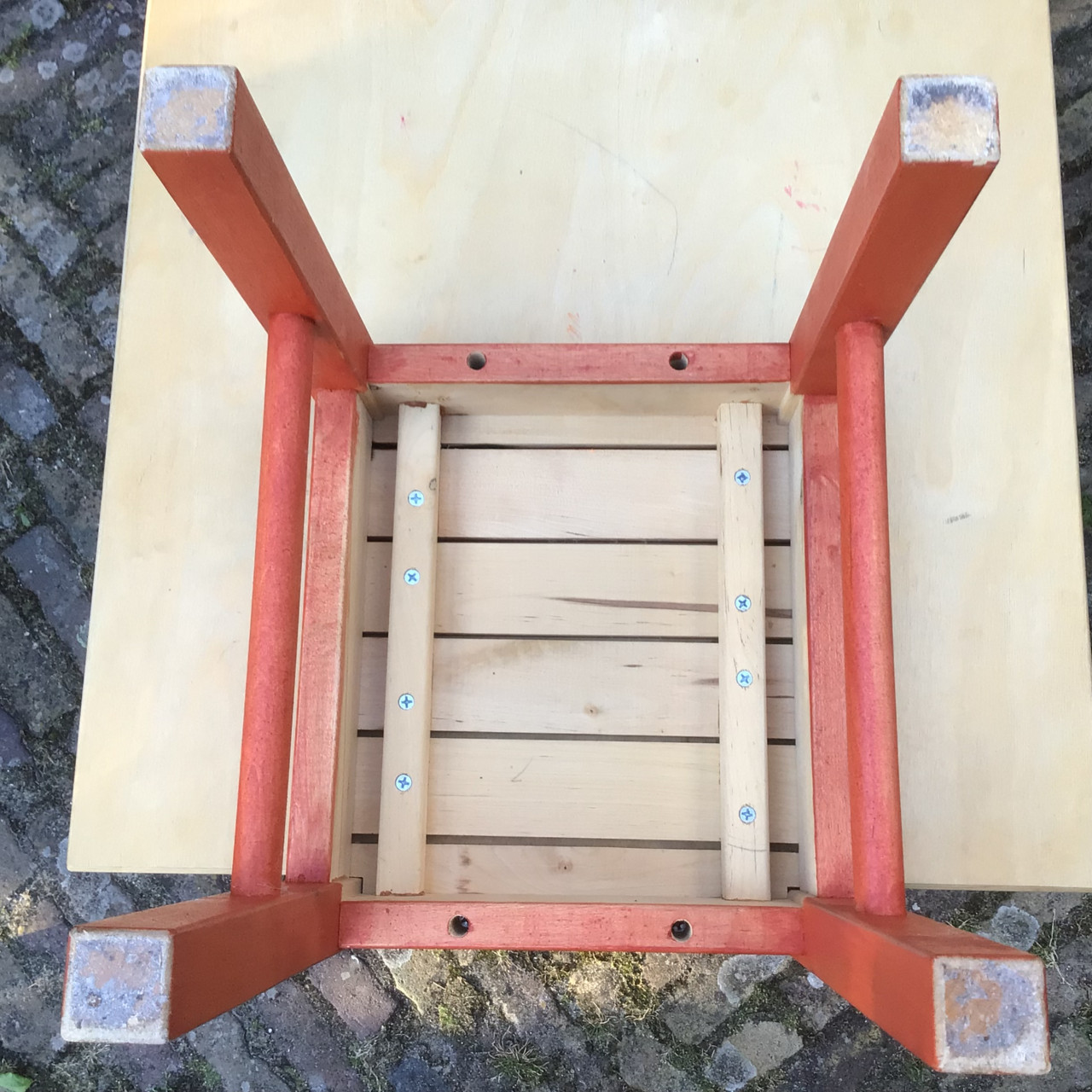 Kindertafeltje met twee stoeltjes