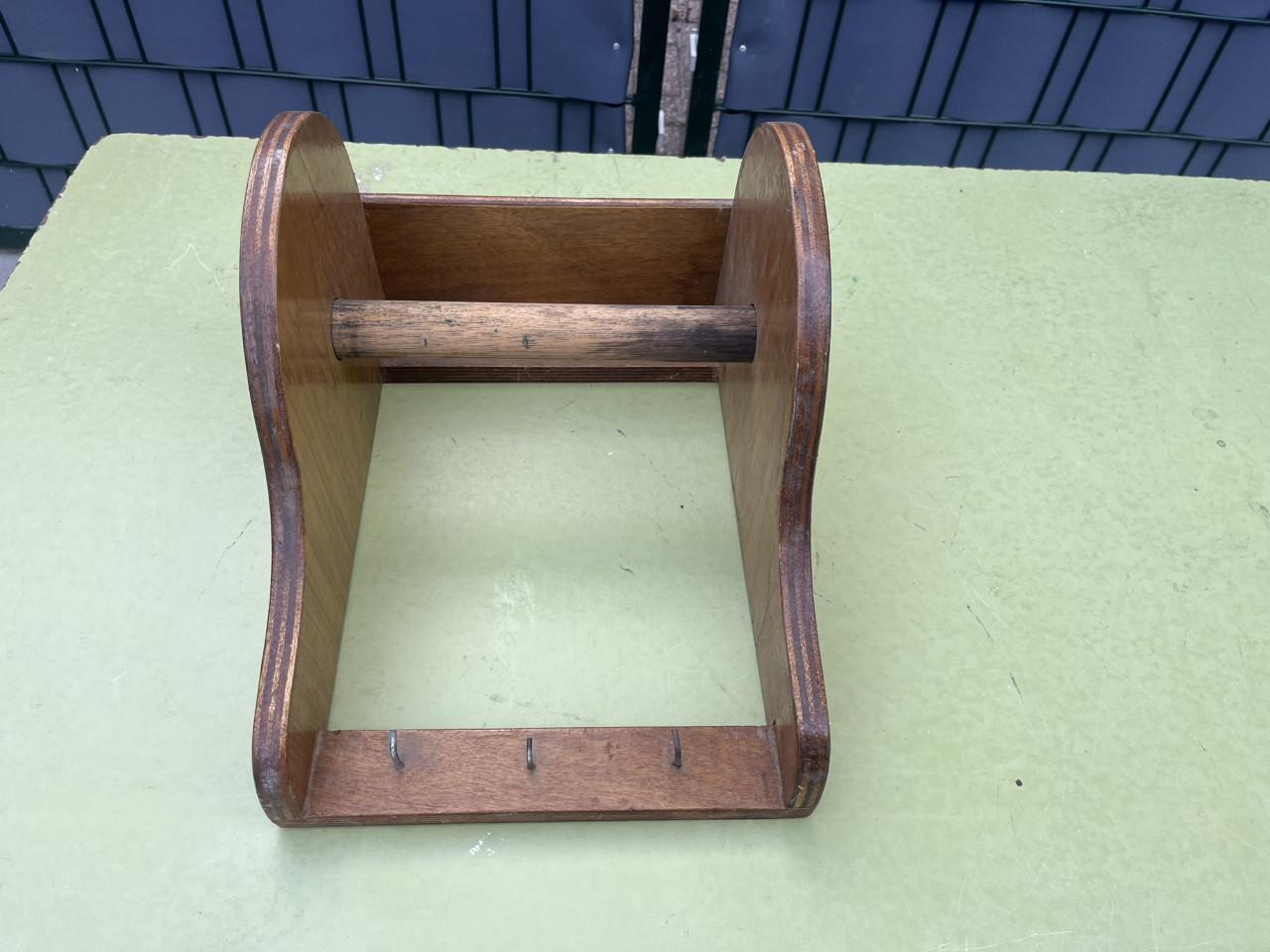 Rolhouder van hout met haakjes