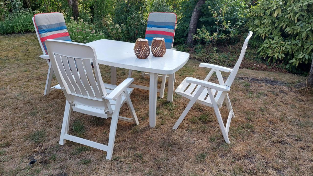 4 Verstelbare tuinstoelen + tafel  + kussens