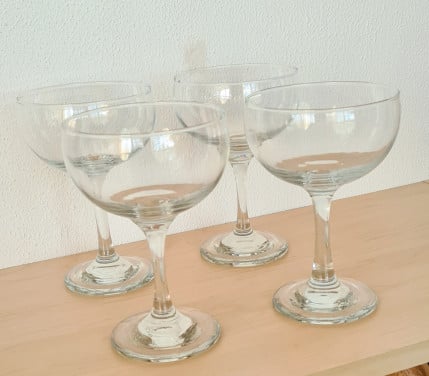 4 glazen coupes voor ijs, voorgerecht, vruchtjes of cocktails