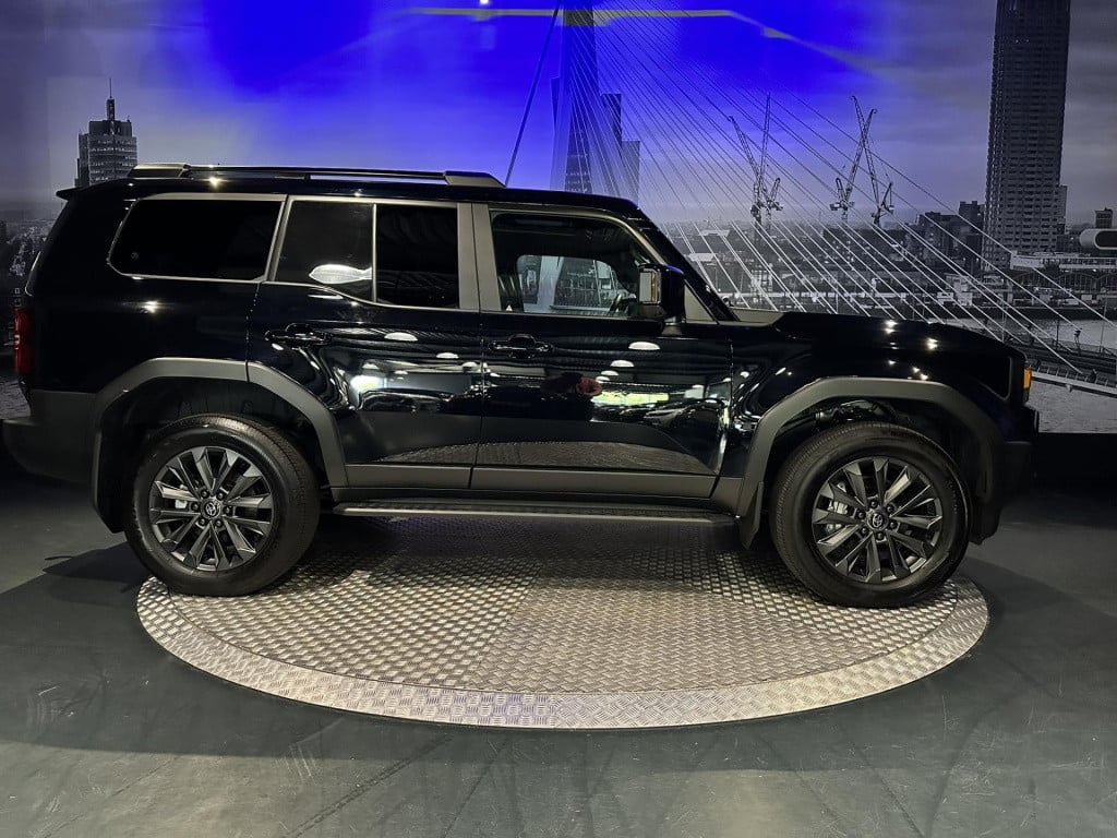 Toyota Land Cruiser 2.8 d-4d standard roof window van professional