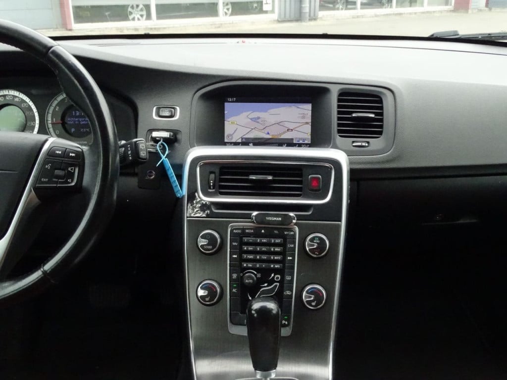 Volvo V60 2.0t momentum automaat | 200 pk | trekhaak