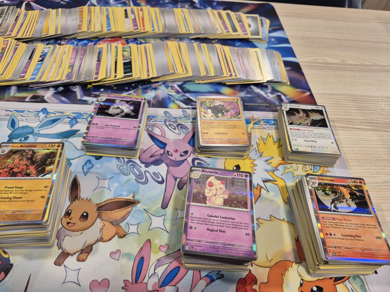 Mooie partij van 800+ pokemon kaarten. Glimmende & normale