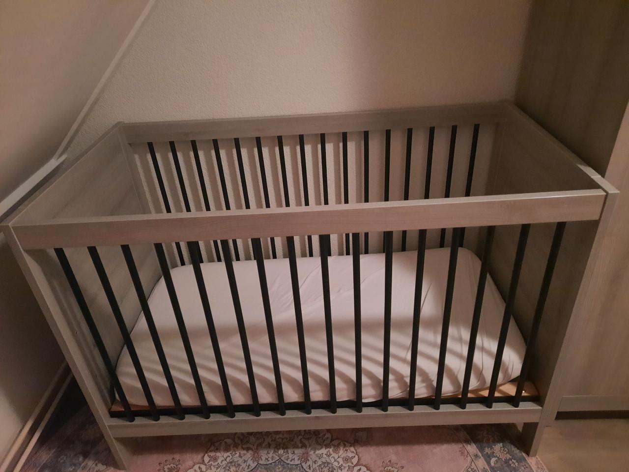 Babybed 60x120 inclusief matras, matrasbeschermer, verschoonmat en wandrek