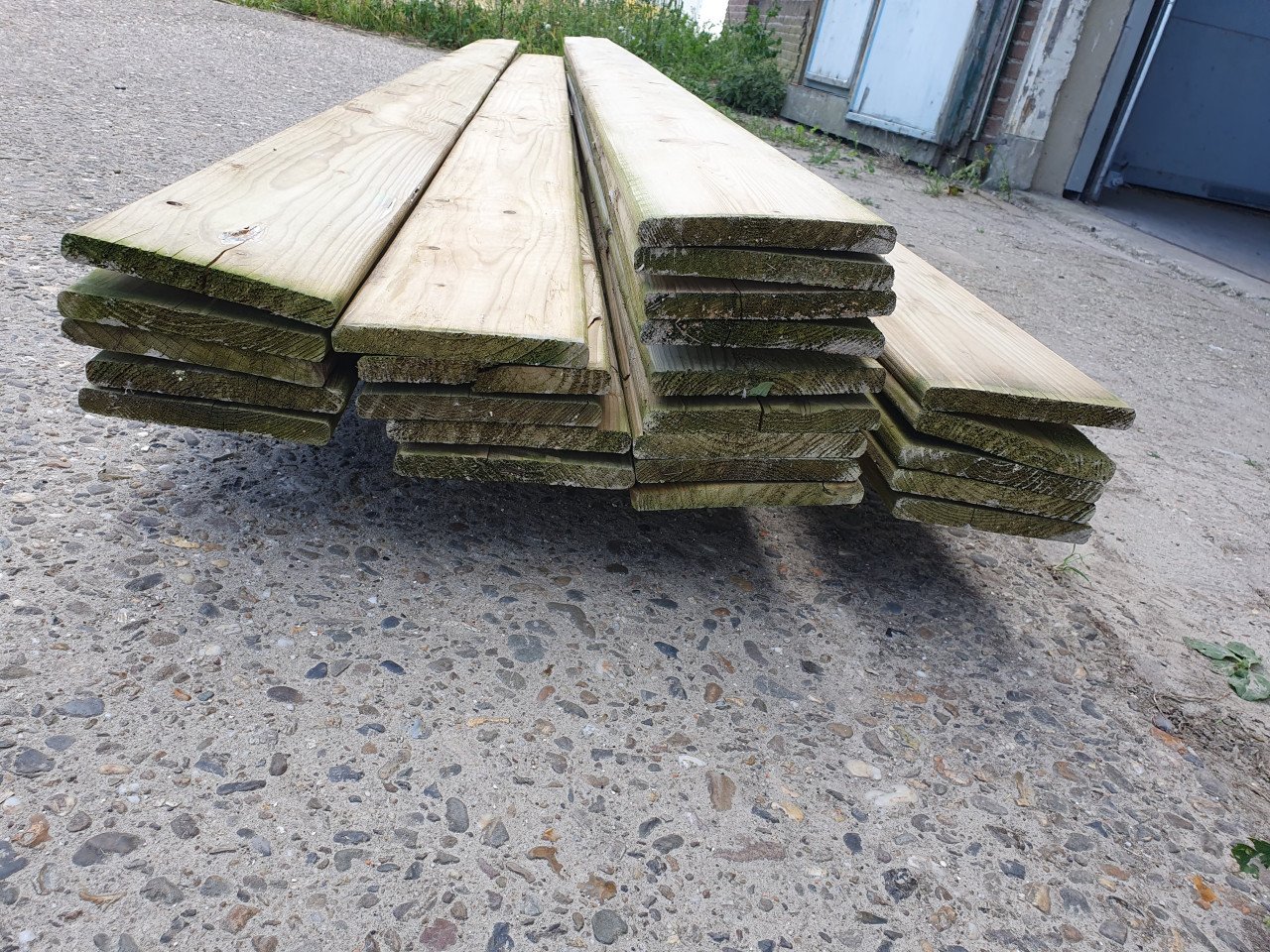 25 planken geïmpregneerd hout van 3 meter lengte.
