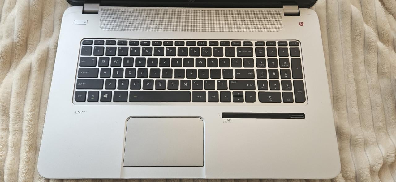 HP Envy 17-j120ed Leap Motion