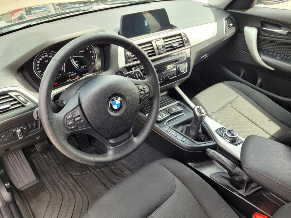 BMW 1 Serie 116i executive advantage . navi climate pdc lm velgen led stoel