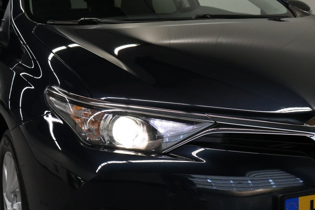 Toyota Auris 1.8 hybrid lease