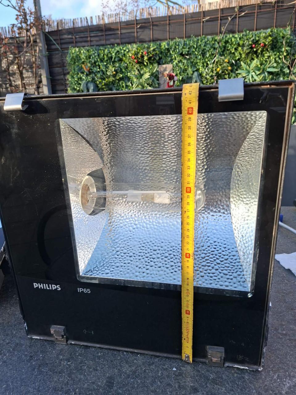 2 STUKS  PHILIPS 2500 WATT LAMPEN