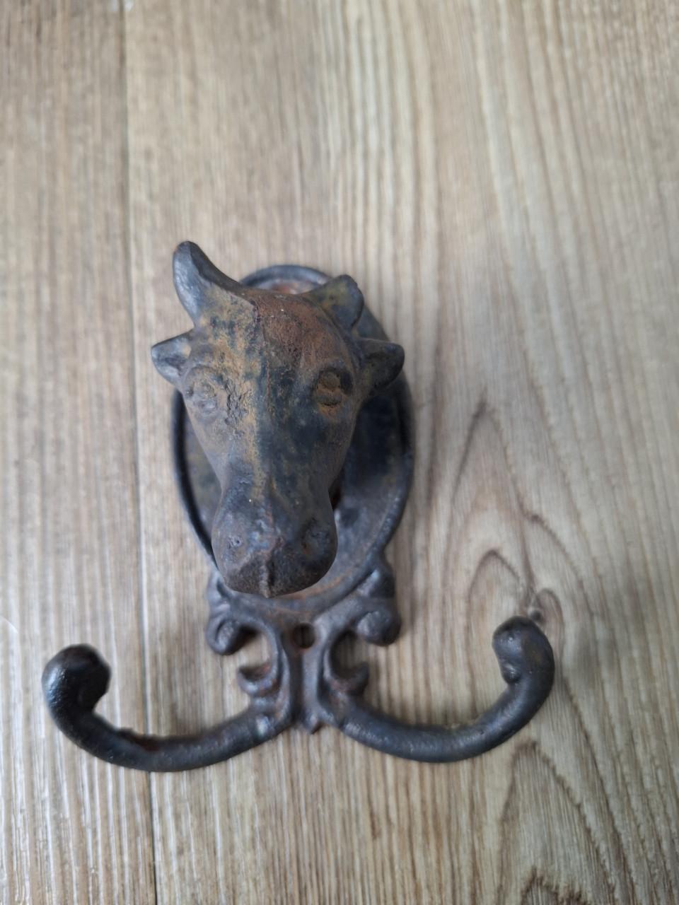 Gietijzeren koe met haakjes