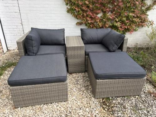 Mooie en comfortabele wicker loungeset in nette staat