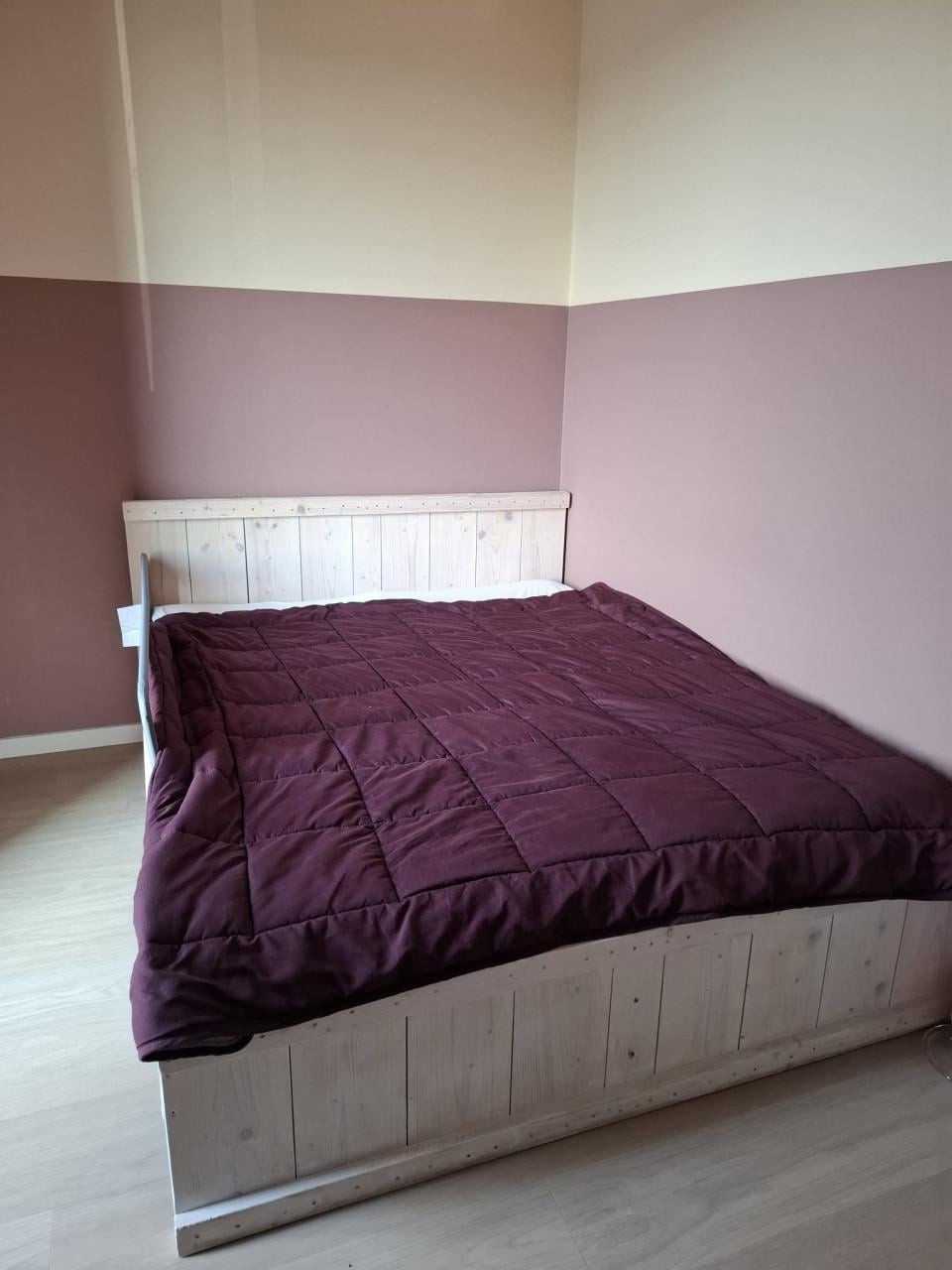 Steigerhouten bed en 2 nachtkastjes