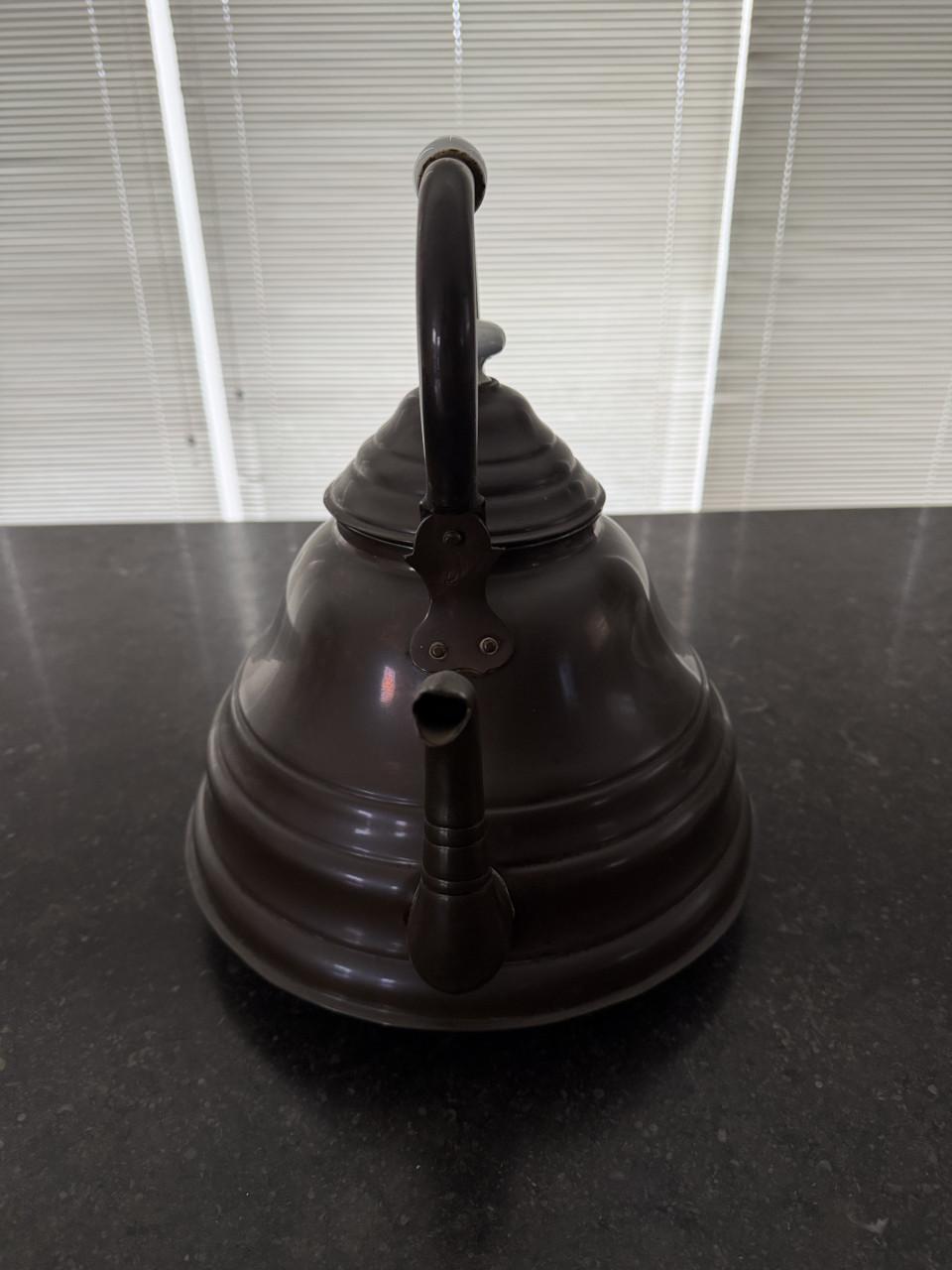 Te koop koperen ketel met porseleinen handvat