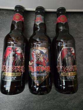 3 flesjes Trooper bier, ontwikkeld in samenwerking met de band Iron Maiden