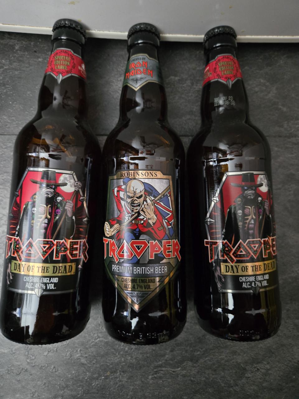 3 flesjes Trooper bier, ontwikkeld in samenwerking met de band Iron Maiden