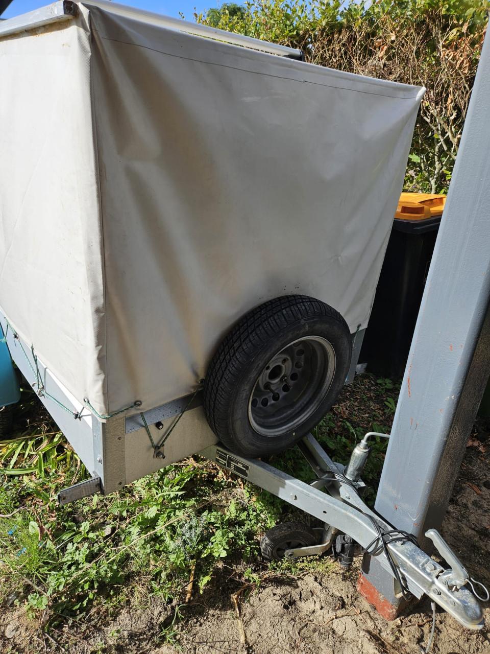Aanhangwagen (Stema) met huif