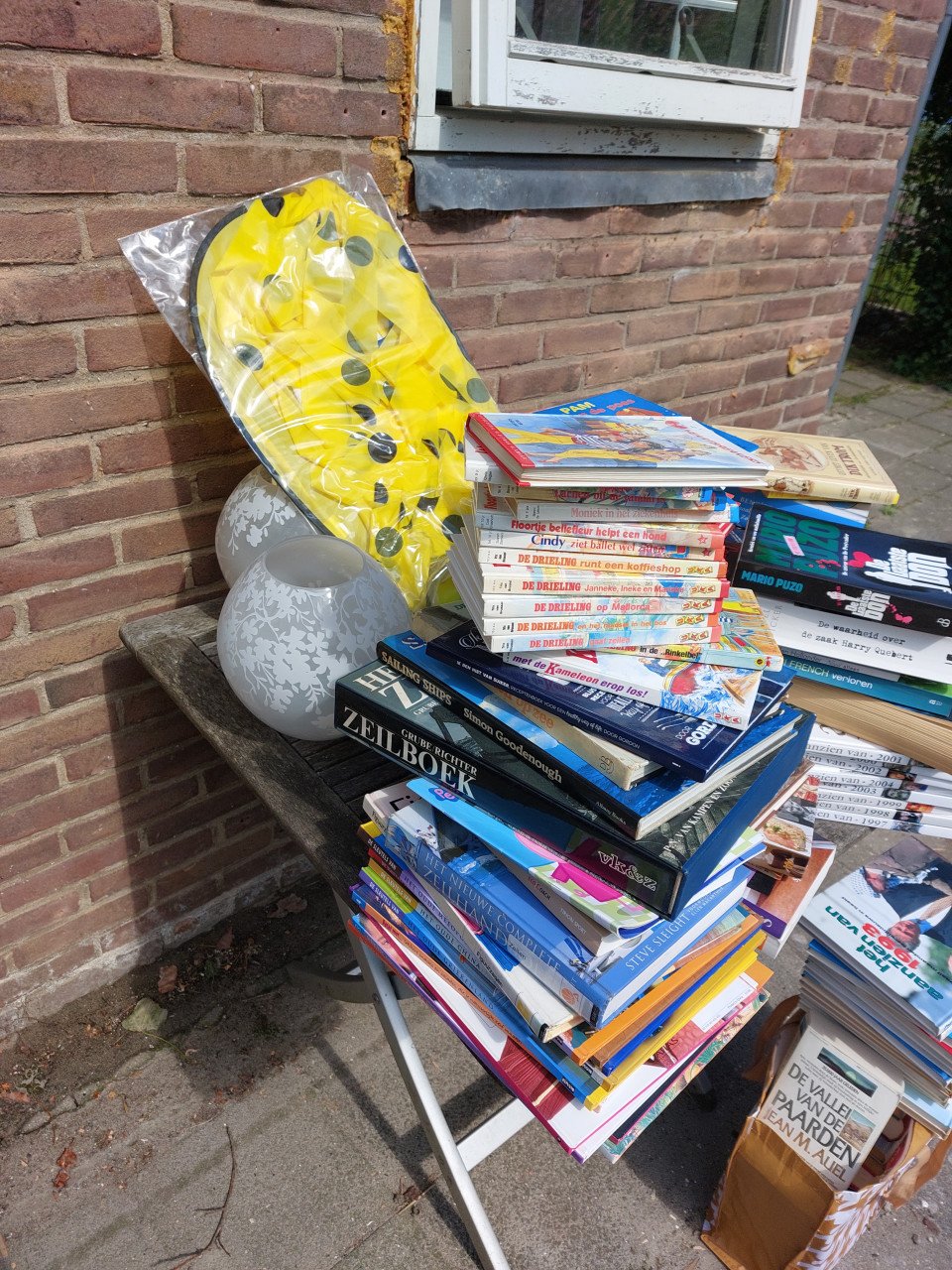 Gratis diversen rommelmarkt spullen (zie foto's)