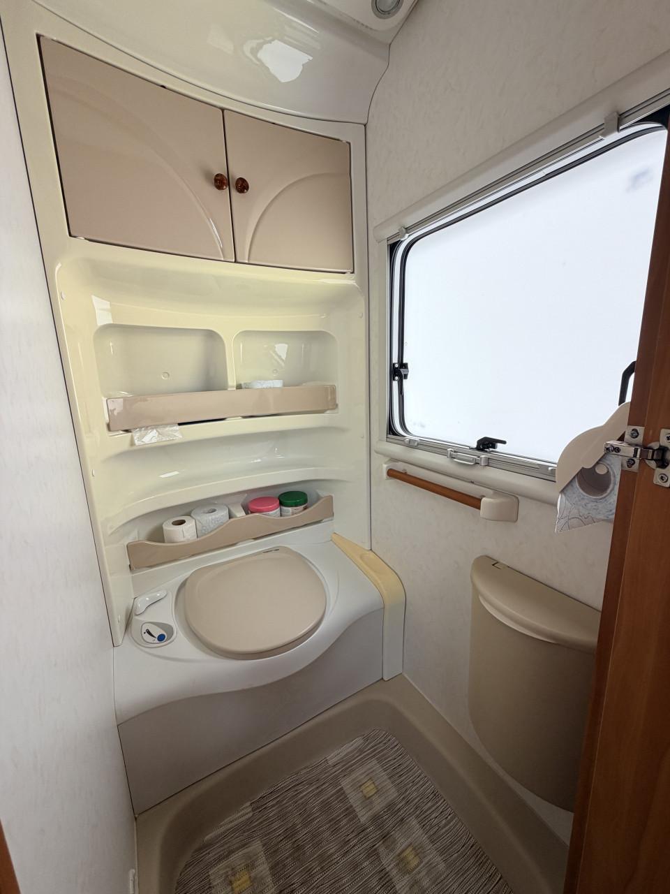 Hobby 410 SFE caravan met voortent en mover (zeer compleet!)