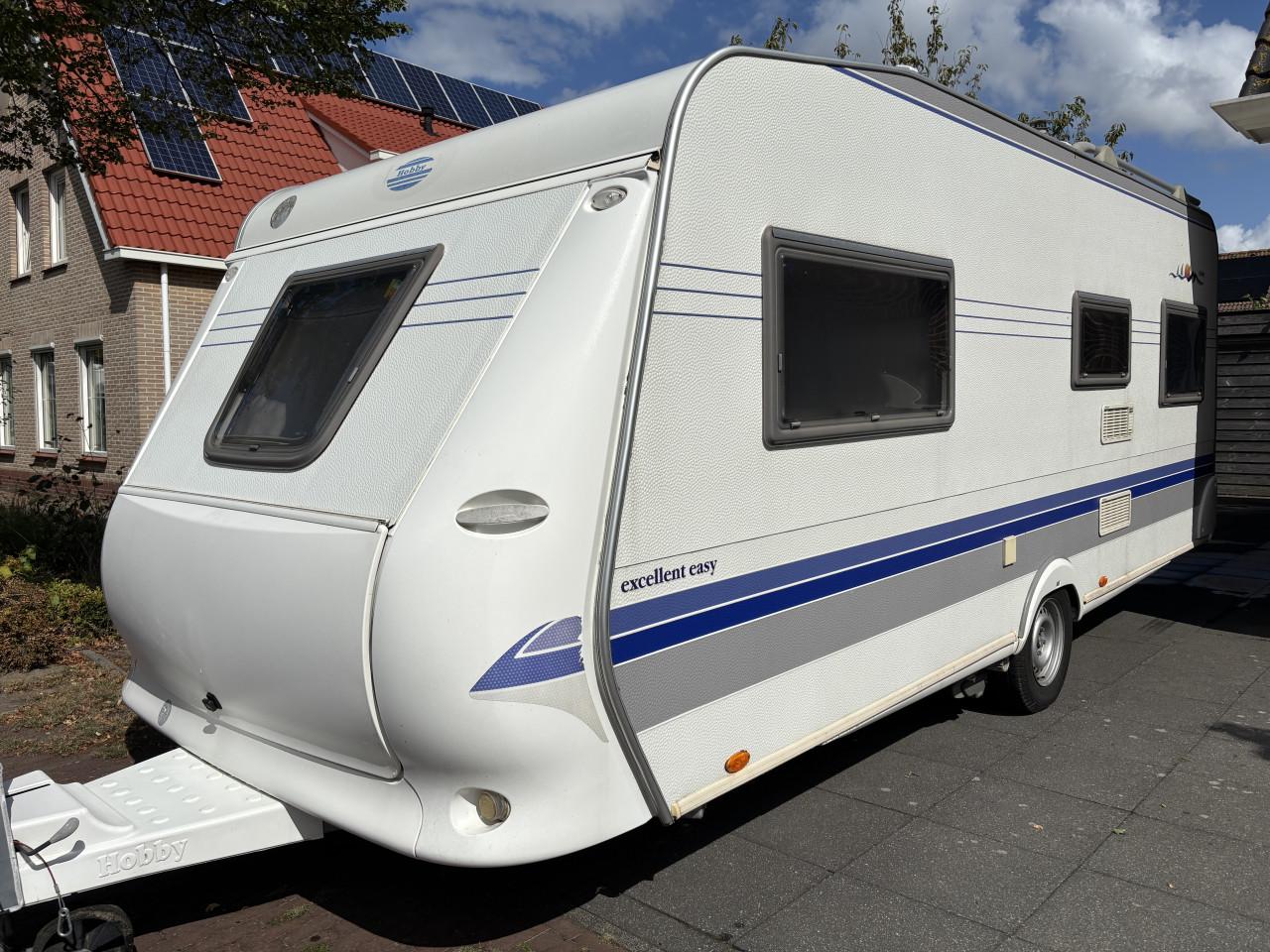 Hobby Excellent Easy met luifel, mover en elektrische uitdraaisteunen.
