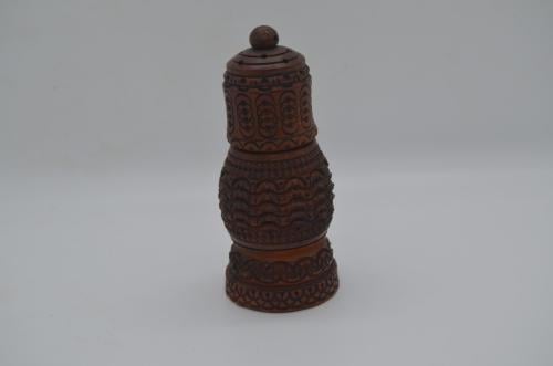Handgesneden coquilla noten strooiers en pomanders (3)