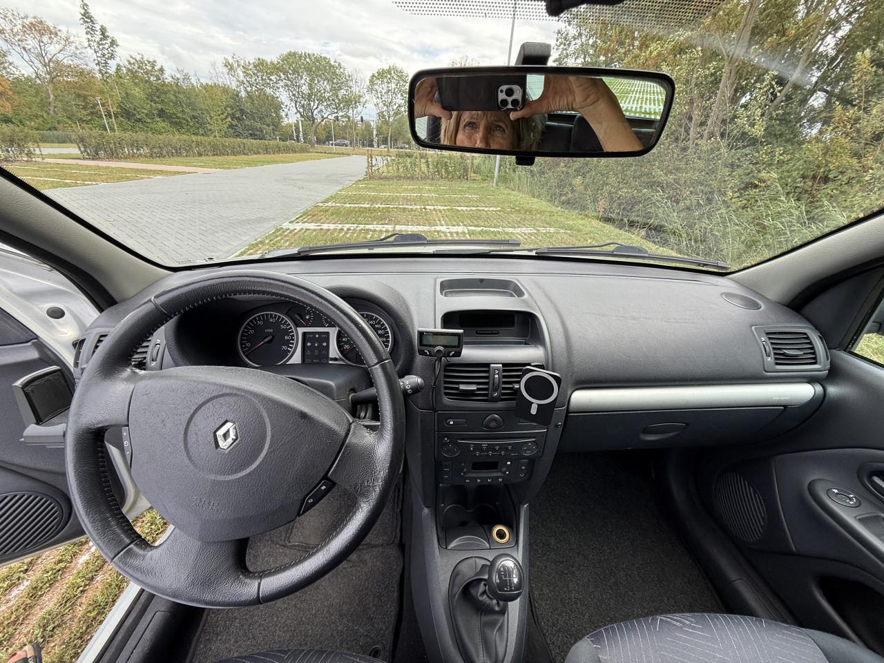 Grijze Renault Clio 1.6 (2004) – 185.000 km – NIEUWE APK (Aug 2027) – Trekh