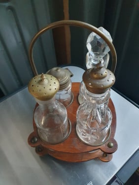 Prachtig antiek vinegar set met geslepen glazen accessoires..