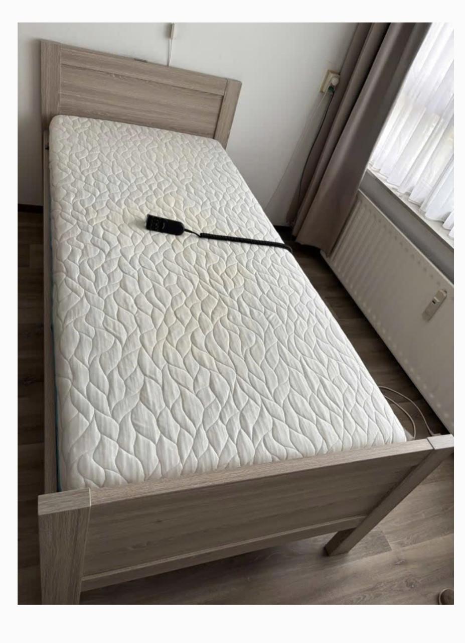 Seniorenbed met elektrisch verstelbaar hoofd en voeteinde 200x90 cm.
