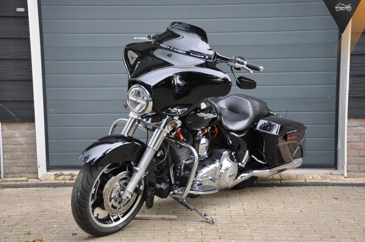 Harley Davidson FLHX Street Glide 103