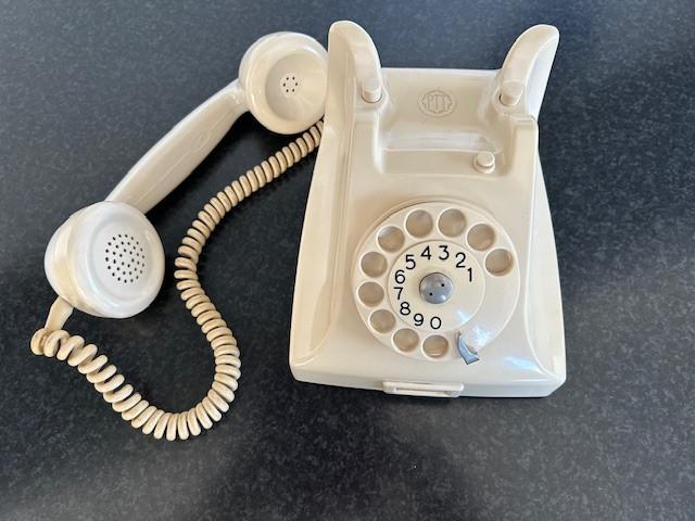 Oude PTT telefoon, met draaischijf.