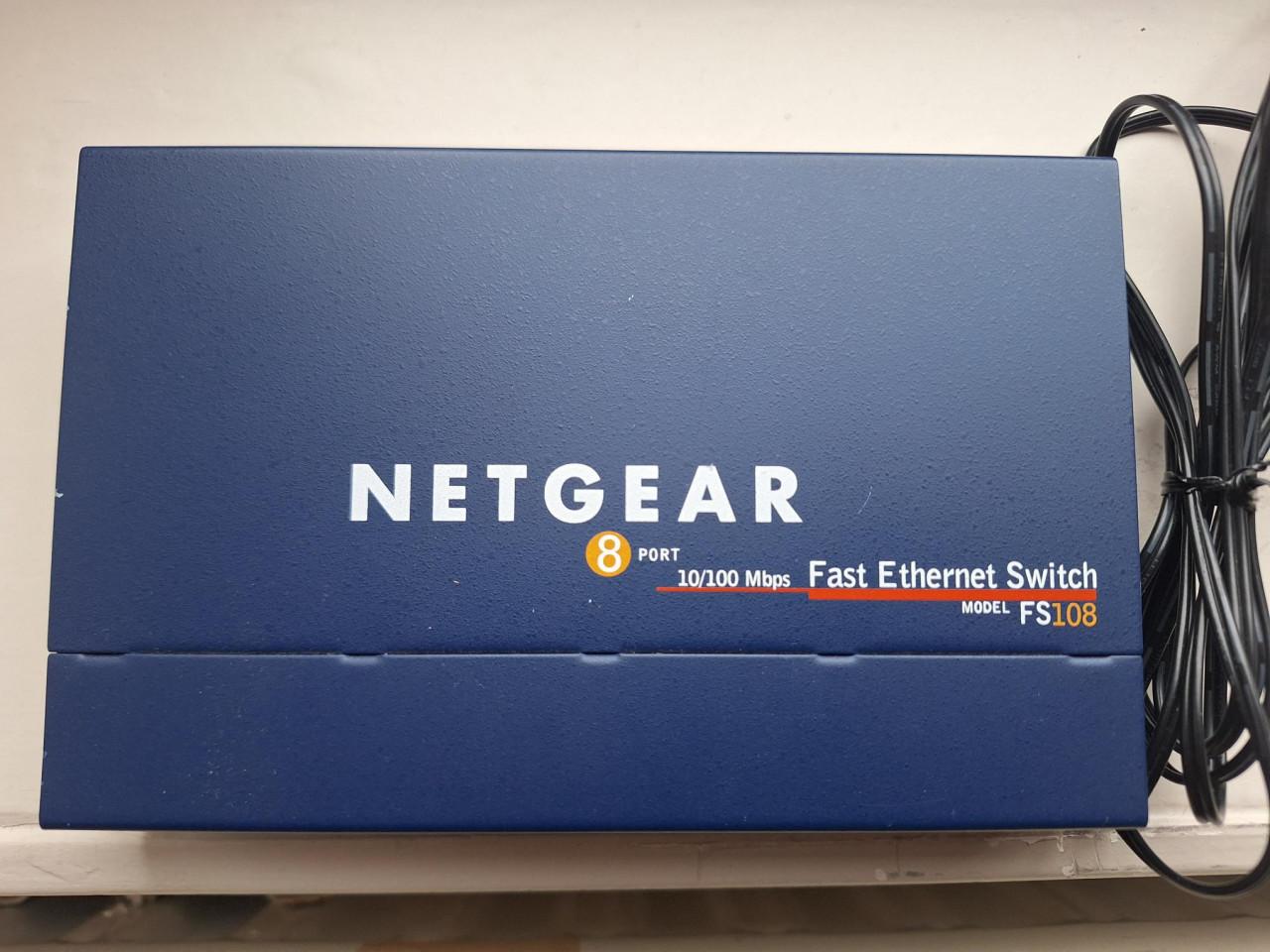 NetGear FS108 8 Port 10/100 Mbps Switch inclusief voeding